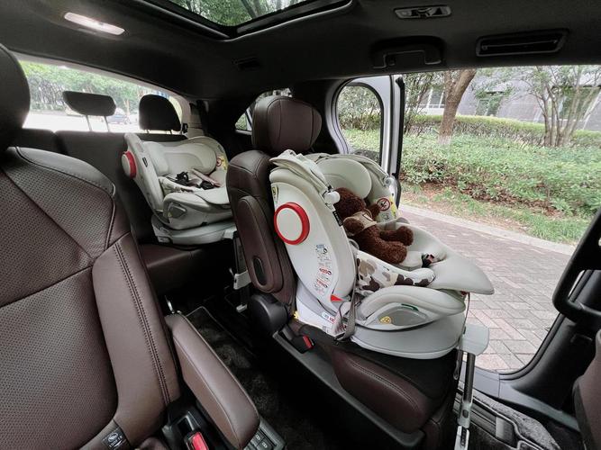 后排中间能放安全座椅