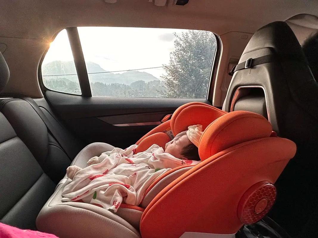 几个月宝宝坐安全座椅