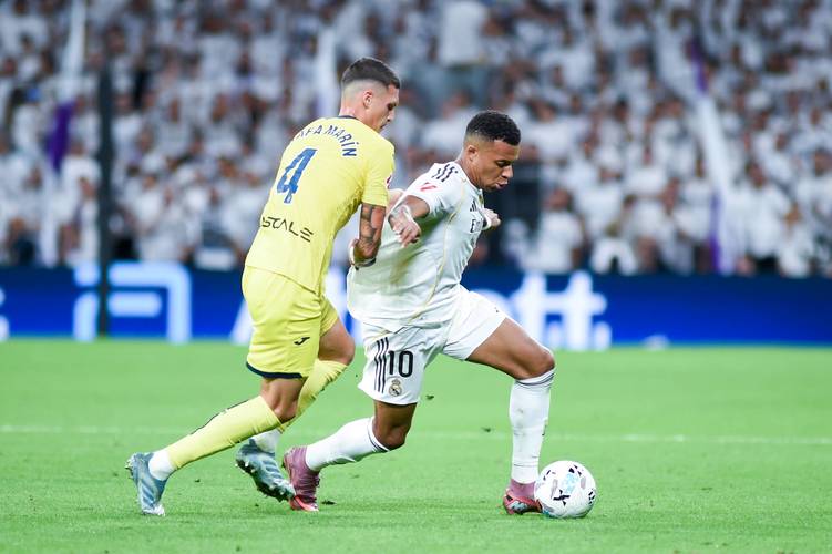 新华社报道:足球—西甲联赛：皇马进行公开训练