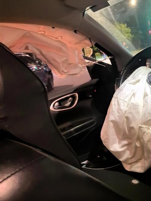 安全气囊是怎么弹出的