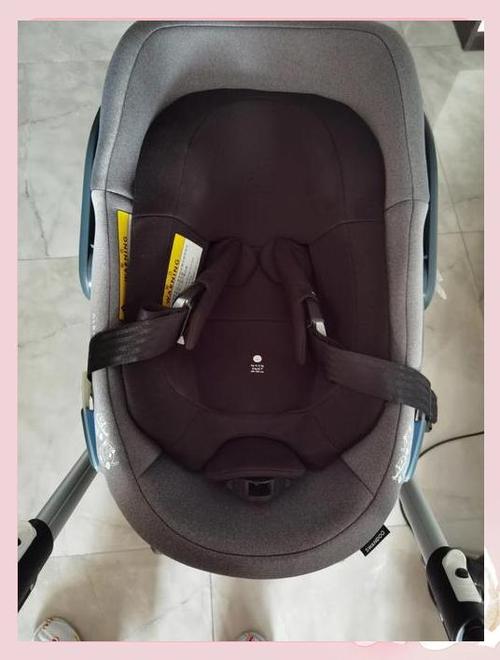 三个月宝宝坐安全提篮