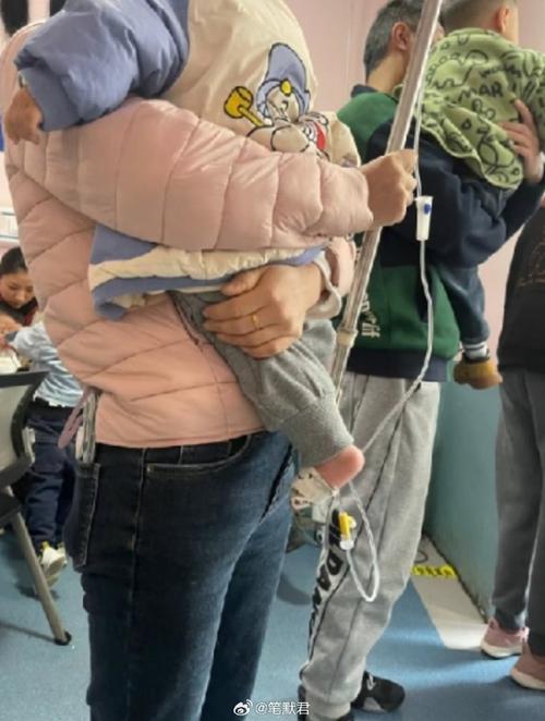 大人抱着宝宝系安全带