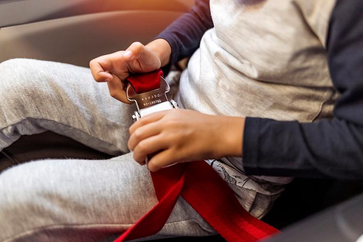 婴儿飞机安全带怎么系