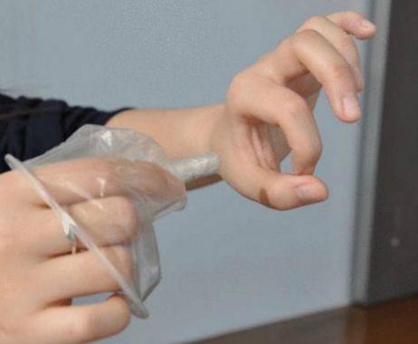 妈妈帮我把安全套戴上