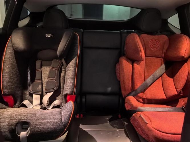 后排放两个安全座椅图