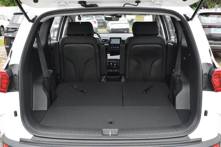 后排放两个安全座椅图