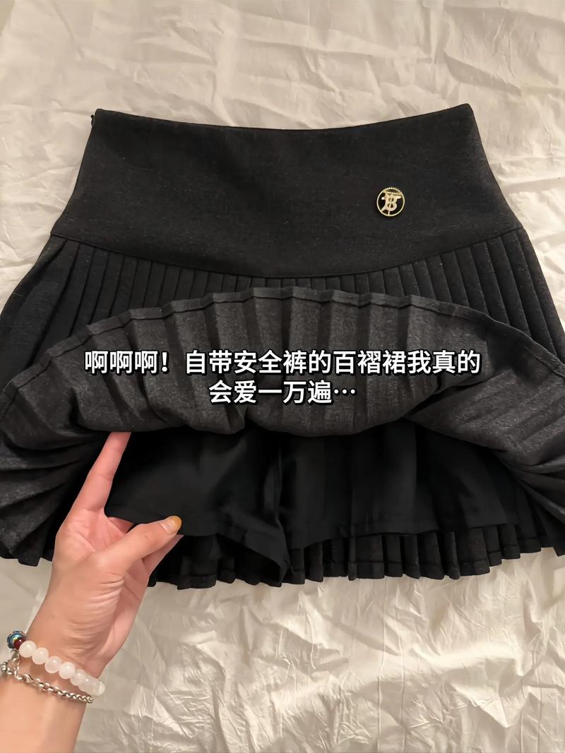 大学女生短裙无安全裤