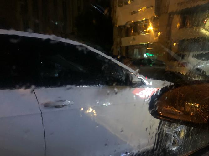 下雨打雷在车里安全吗