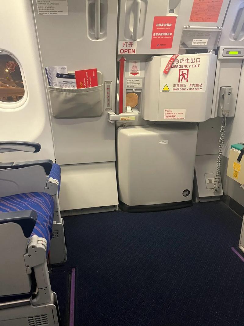 飞机安全门的位置好吗